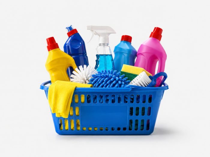 Cesta com produtos de limpeza